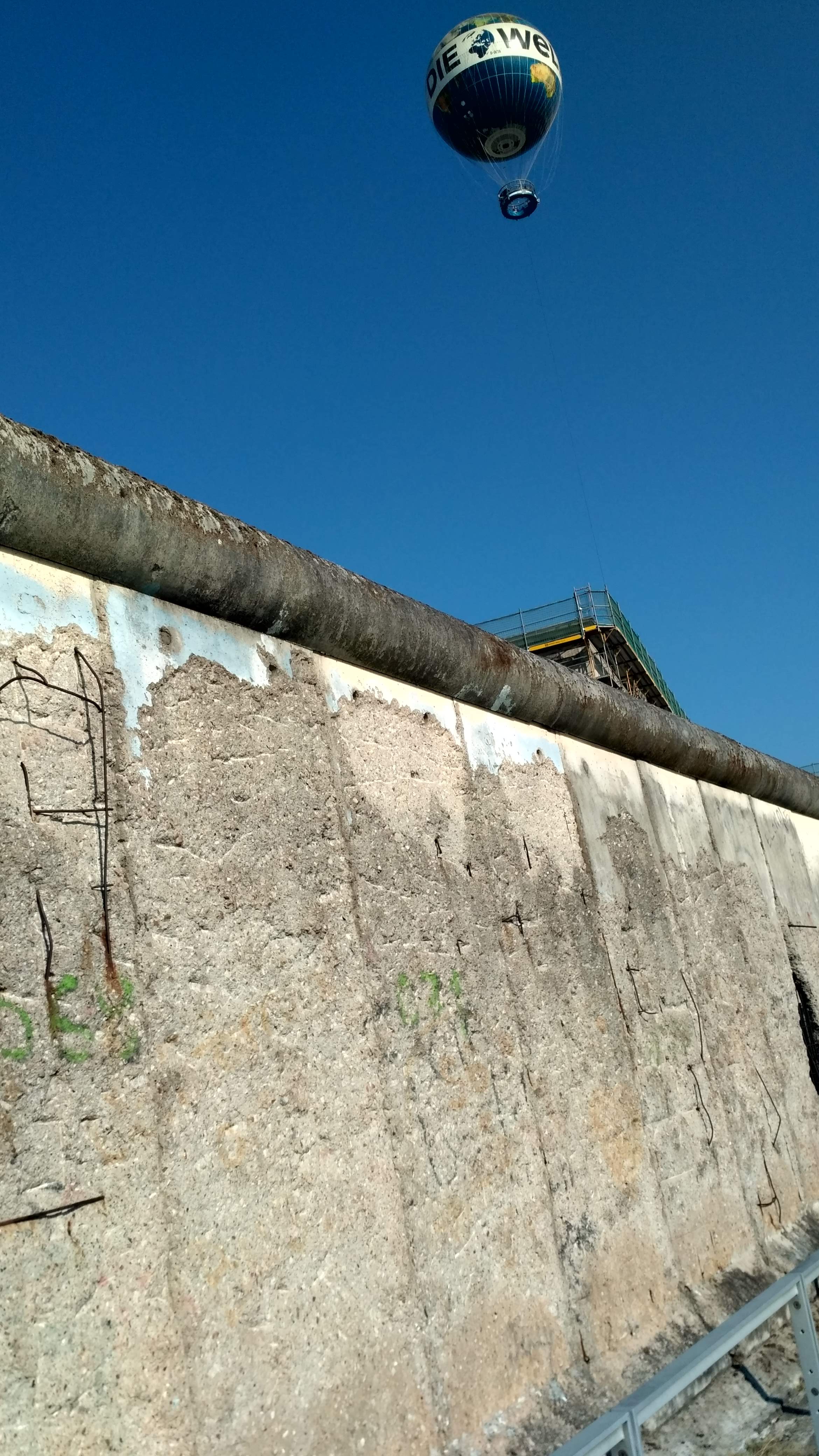 Berliner Mauer - Mahnmal des Terrors- Niederkirchner Strasse bei Checkpoint Charlie - Quelle Dellschau