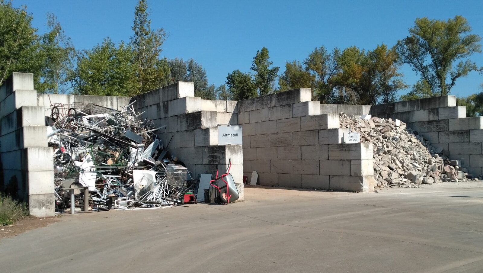 Gestapelte Betonblocksteine auf dem Lager