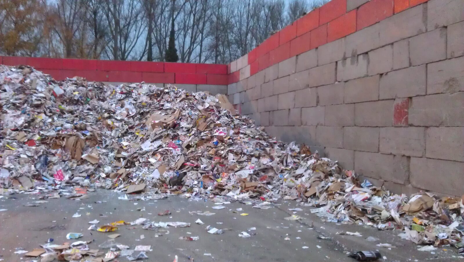 Papierlager aus Betonblocksteinen